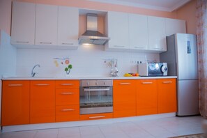 Lägenhet - balkong (Balzac str. 8D, 10-15369) | Eget kök | Kylskåp, ugn, vattenkokare och grytor/köksredskap