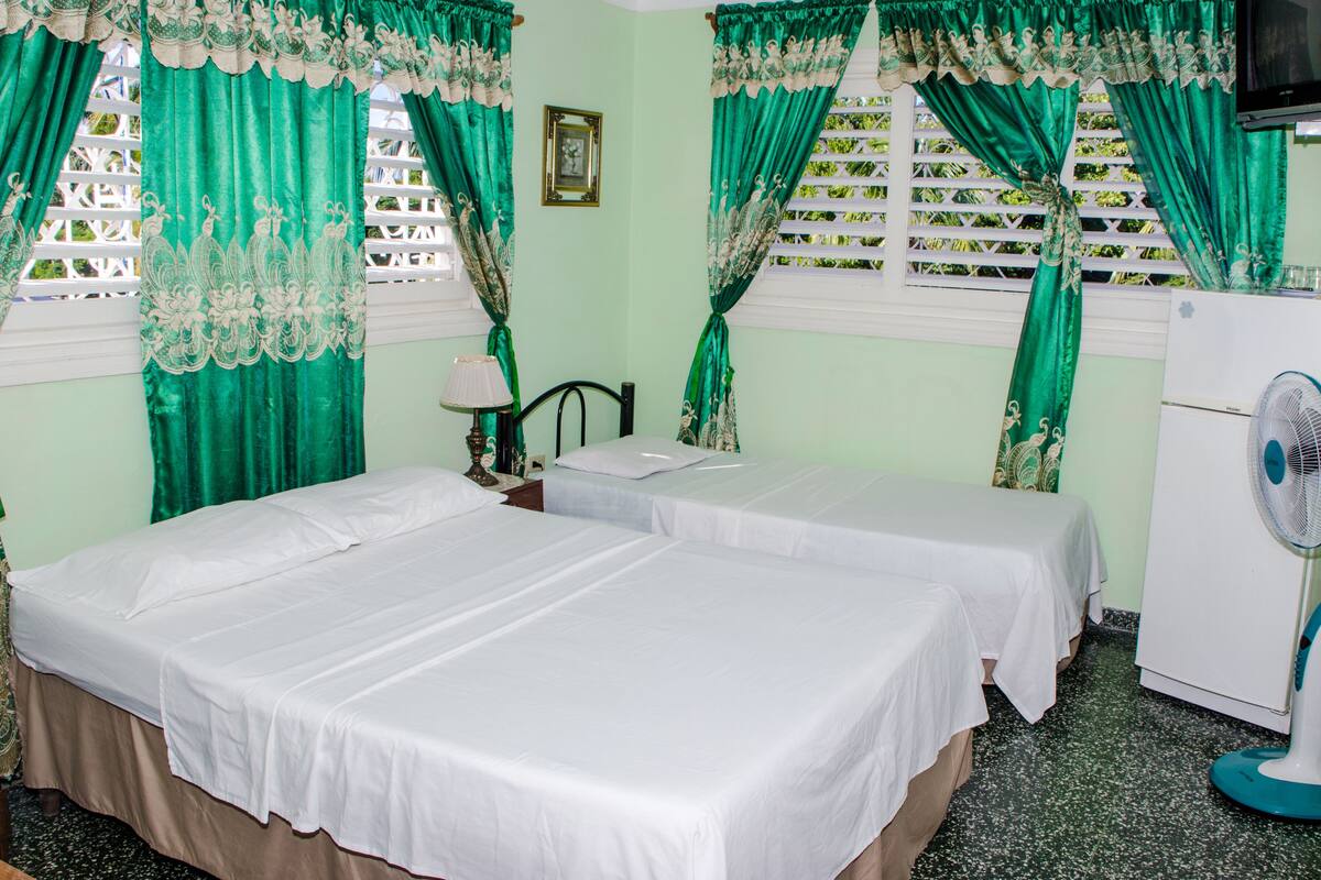 ダブルまたはツインルーム | ミニバー、アイロン / アイロン台、ベッドシーツ