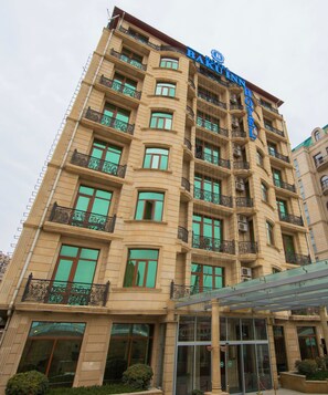 A multi-story hotel with a prominent sign reading "BAKJUNN HOTEL".