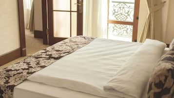 Standard Single Room | Minibar, in-room safe, desk, iron/ironing board