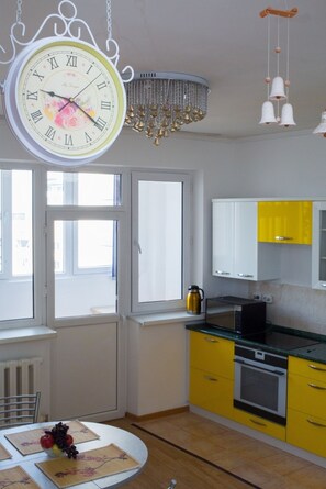 Departamento, 1 habitación (Rozibakieva 289/2, 77-09028) | Cocina privada | Refrigerador, microondas, horno y parrilla de estufa 