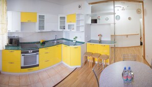 Apartemen, 1 kamar tidur (Rozibakieva 289/2, 77-09028) | Dapur pribadi | Lemari es, microwave, oven, dan kompor