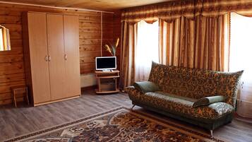 Økonomi-dobbeltrom, flere senger (Family) | Oppholdsområde | Flatskjerm-TV