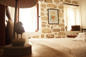 Ropa de cama de alta calidad, minibar y tabla de planchar con plancha 