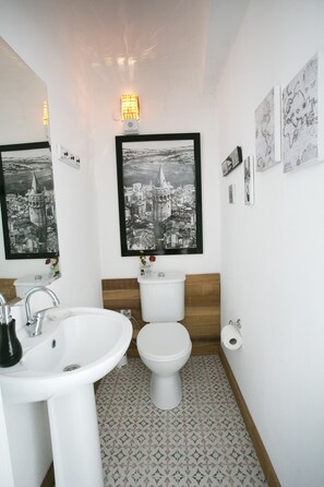 Standard Double Room | Bathroom | Shower, free toiletries, hair dryer, slippers