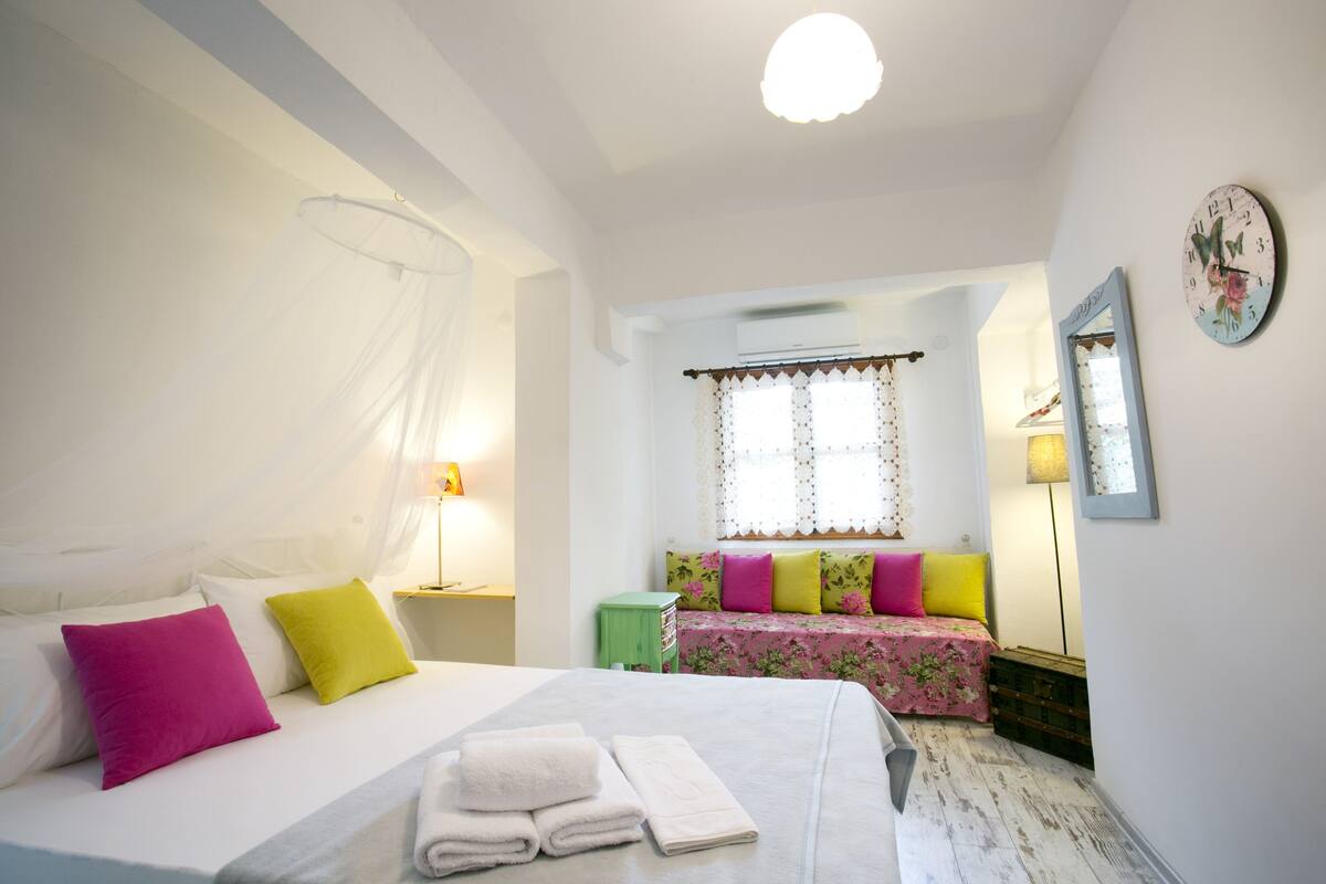 Habitación doble estándar | Ropa de cama de alta calidad, minibar y tabla de planchar con plancha
