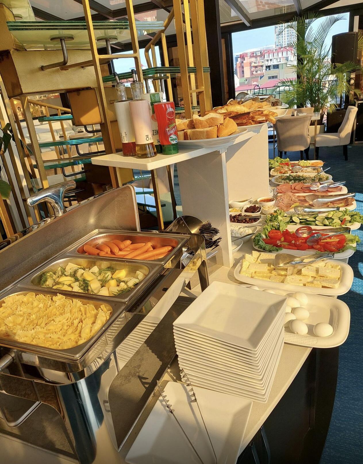 Un bufé con distintos alimentos y acompañamientos.