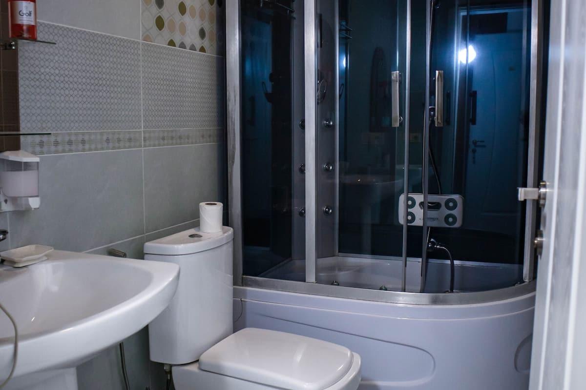 luxury triple room, private bathroom | bathroom | shower, free toiletries, hair dryer, slippers