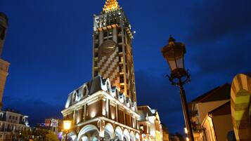 Un edificio histórico con una torre de reloj y arquitectura ornamentada.
