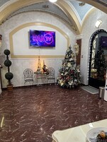Un vestíbulo con una televisión mostrando