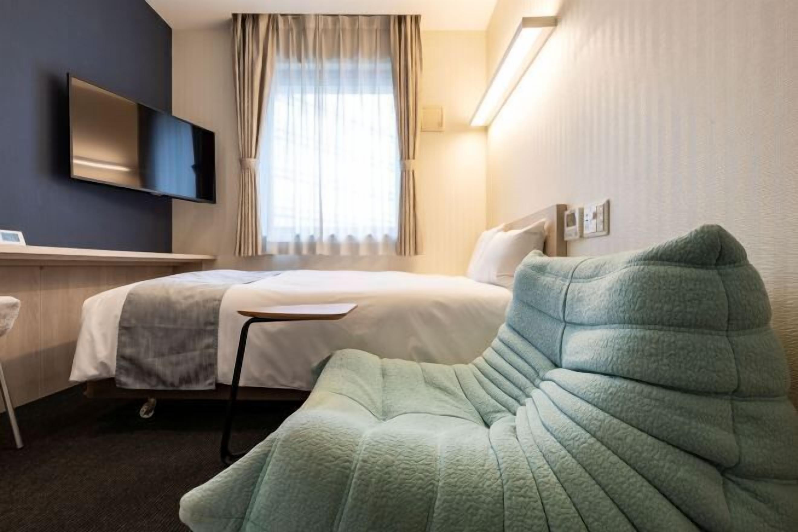 Meja, ruang kerja komputer riba, langsir/tirai gelap terus, kalis bunyi 