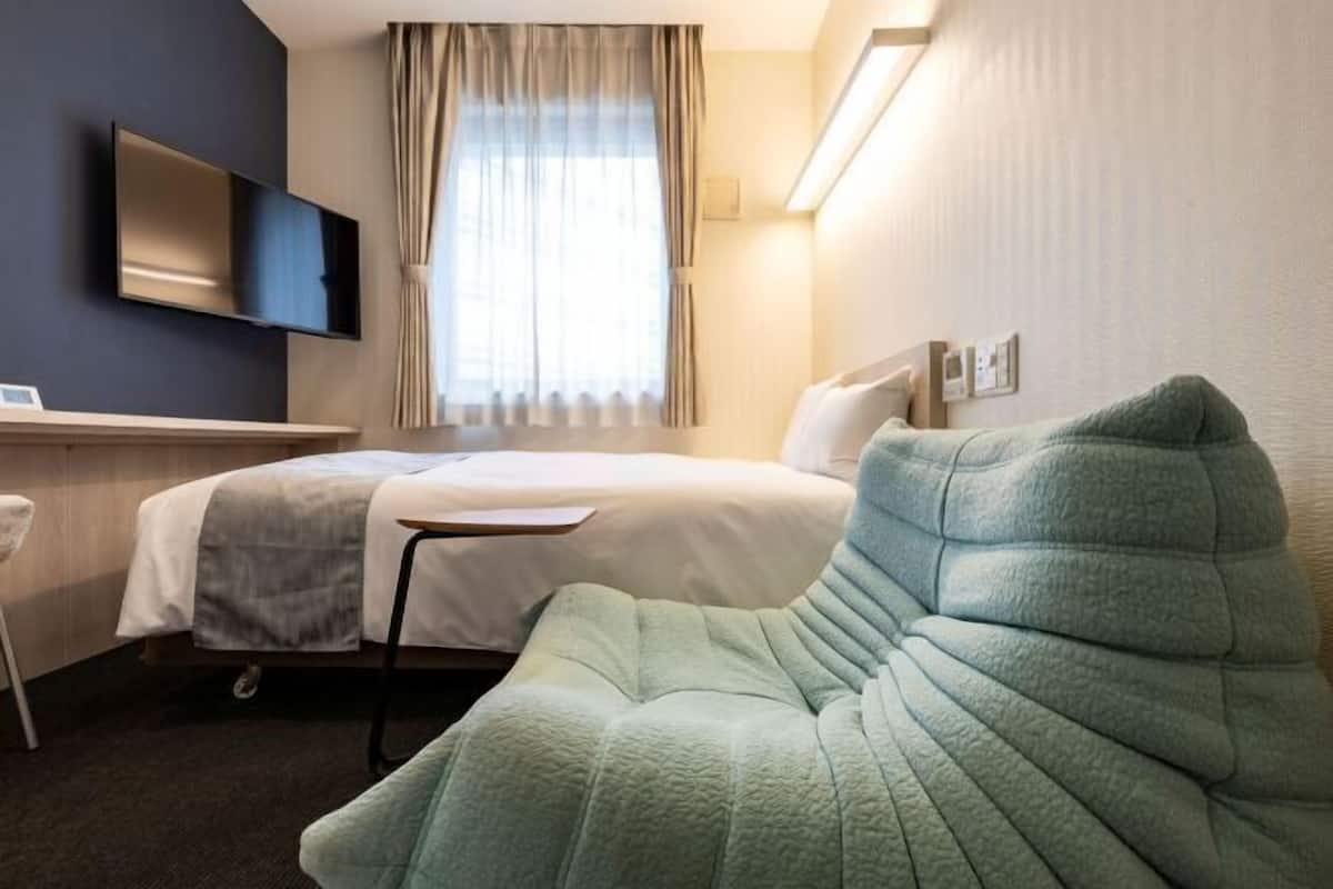 Meja, ruang kerja komputer riba, langsir/tirai gelap terus, kalis bunyi