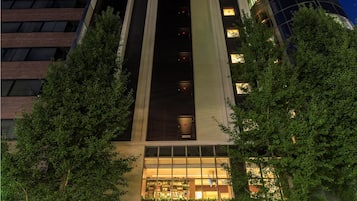 Overnatningsstedets facade – aften/nat