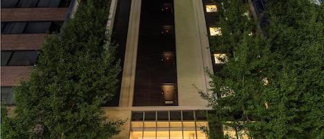 Fachada de la propiedad por la tarde o noche