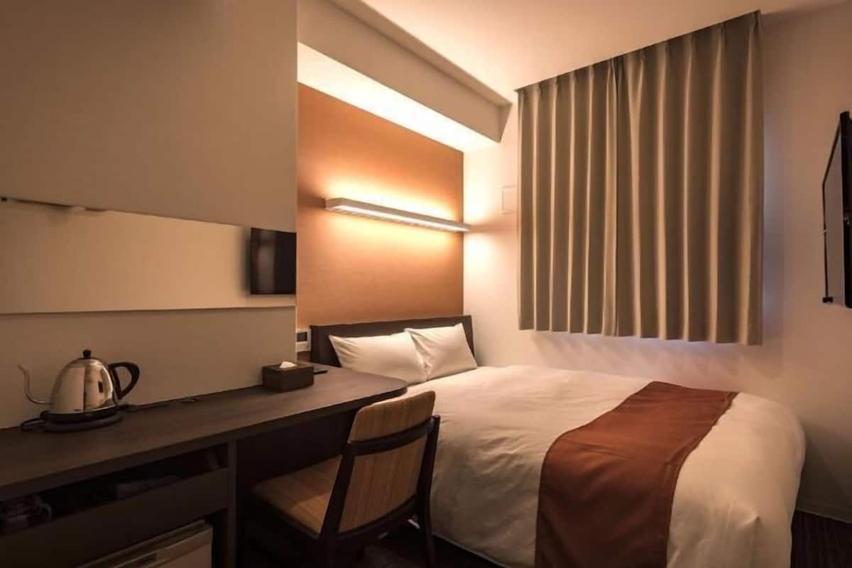 Escritorio, espacio para trabajar con un portátil, cortinas opacas