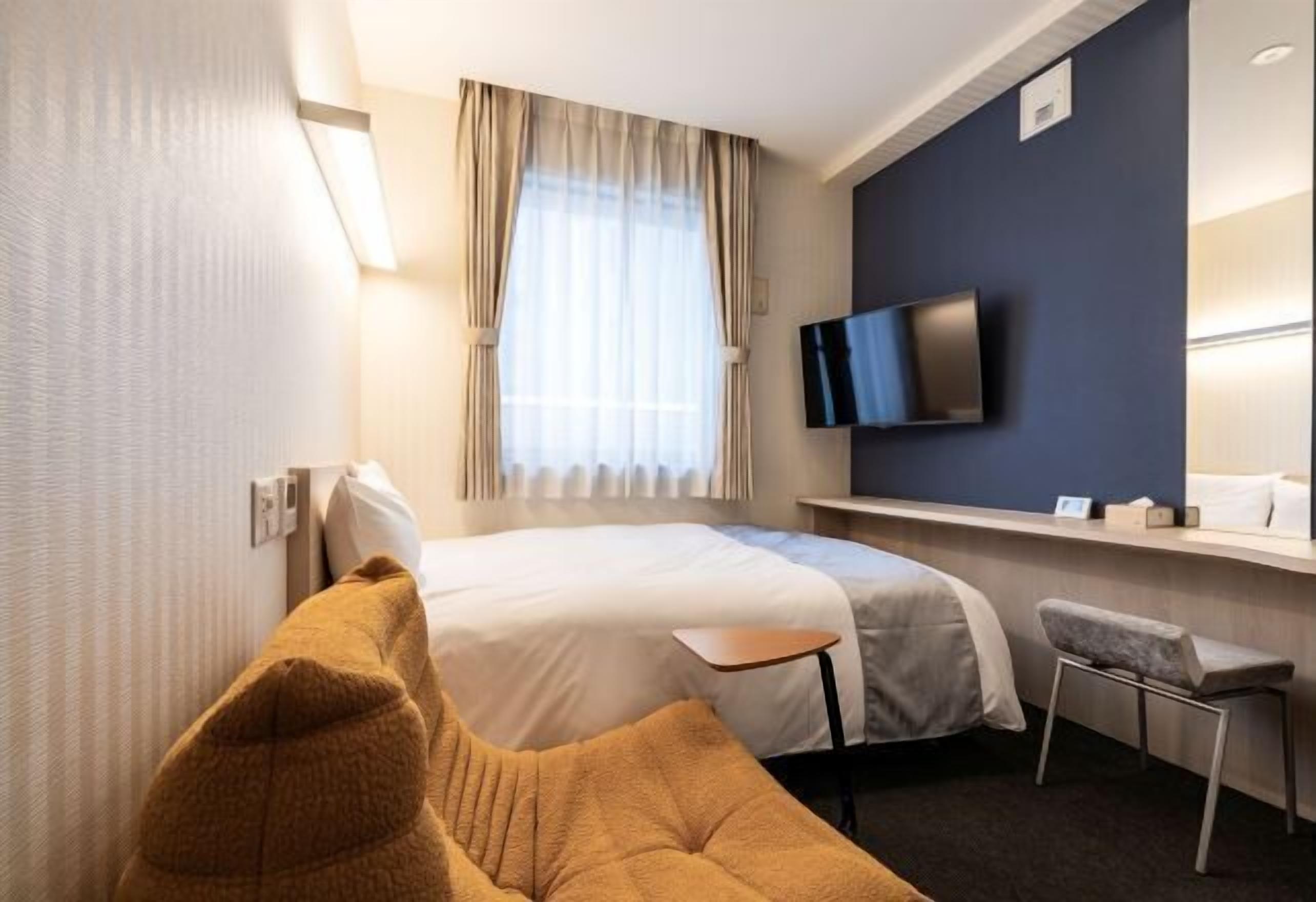 Meja, ruang kerja komputer riba, langsir/tirai gelap terus, kalis bunyi 