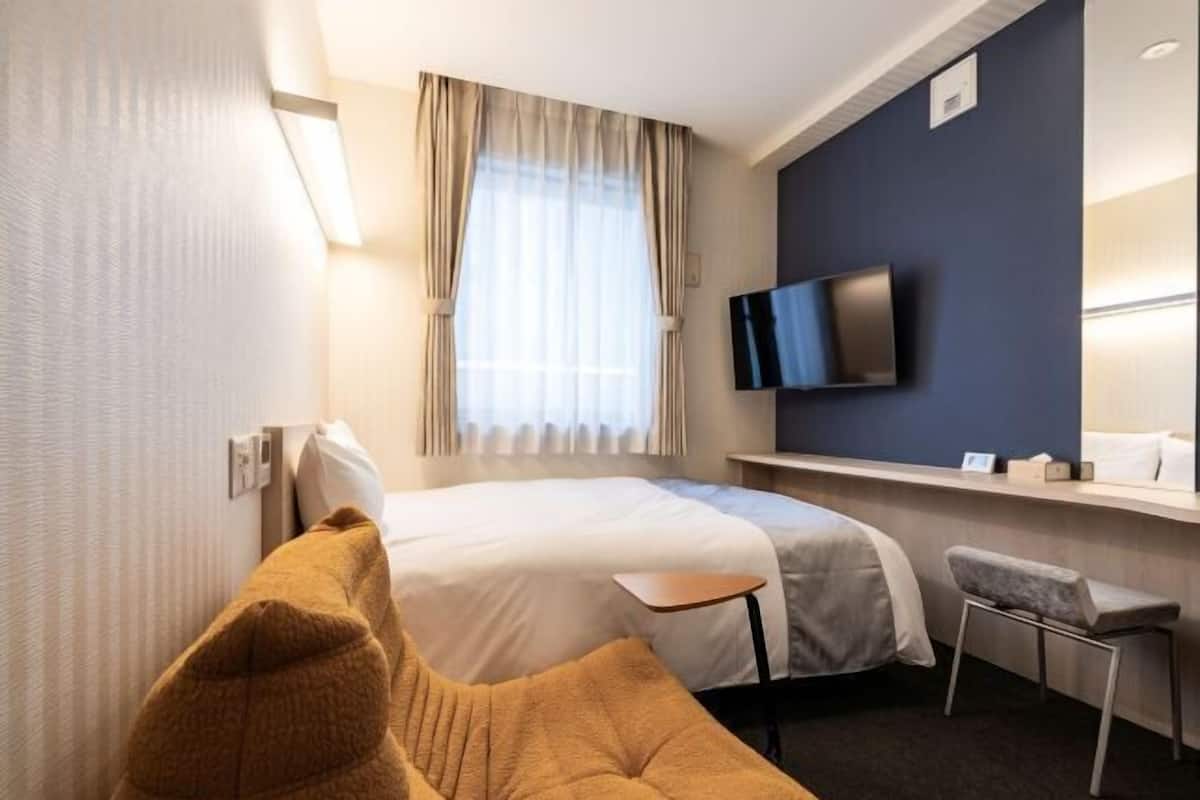 Meja, ruang kerja komputer riba, langsir/tirai gelap terus, kalis bunyi