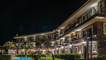 Fachada de la propiedad por la tarde o noche