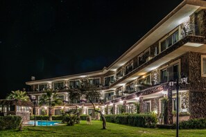Bagian depan properti - sore/malam