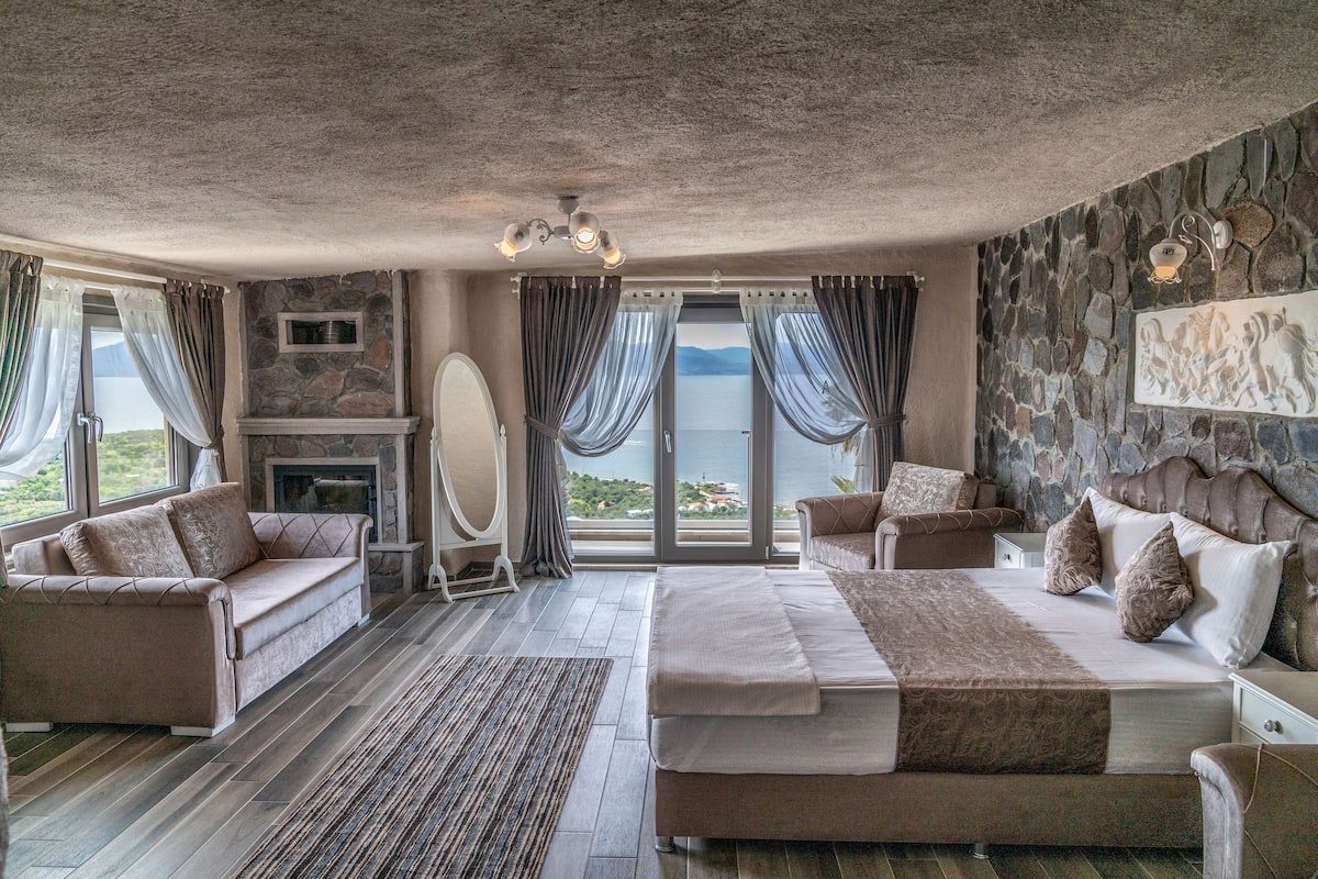 Deluxe Room, Jetted Tub, Sea View | 2 bedrooms, Egyptian cotton sheets, premium bedding, memory foam beds