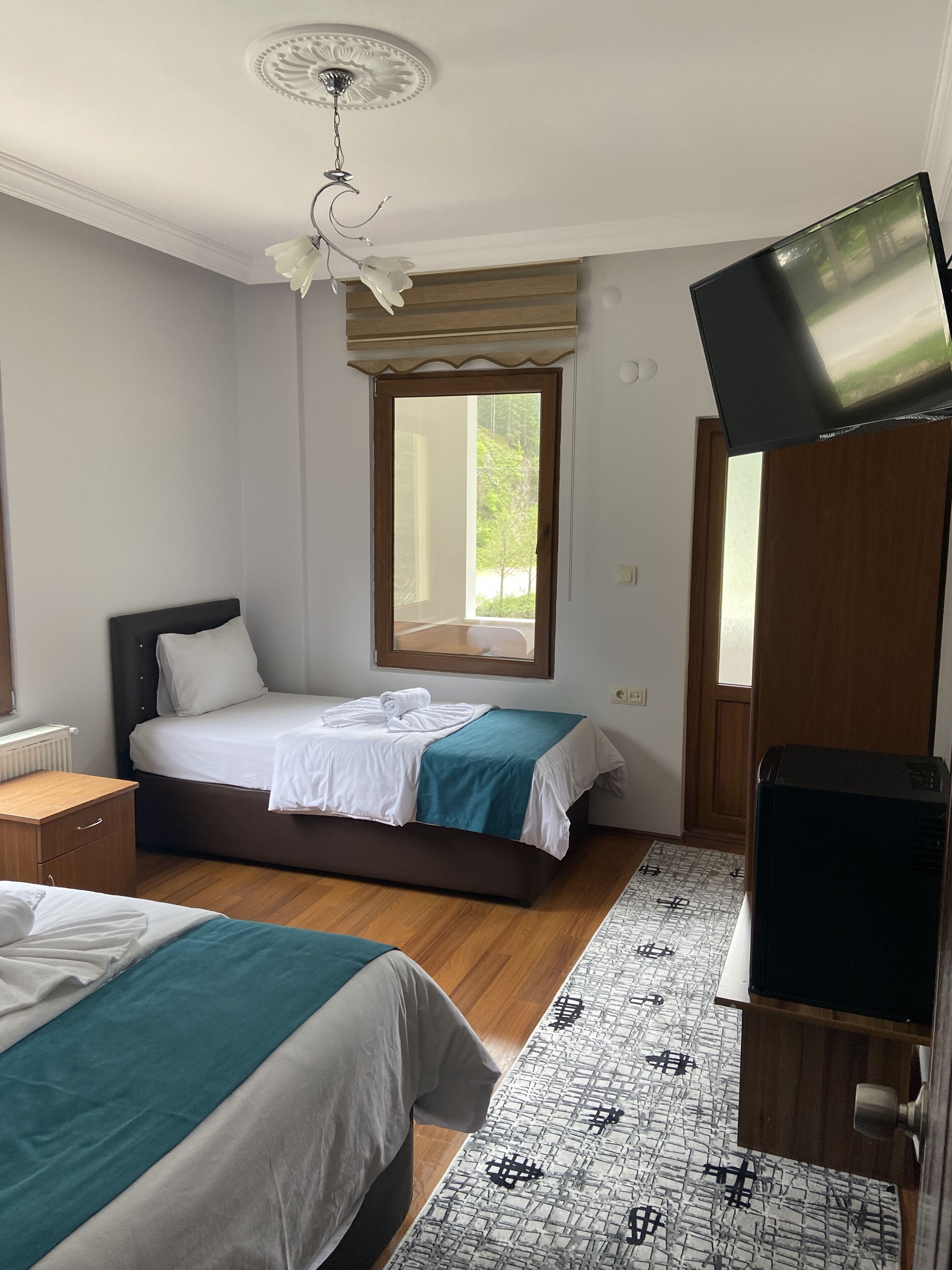 Habitació triple estàndard, balcó | Roba de llit d'alta qualitat, caixa forta a l'habitació i escriptori 