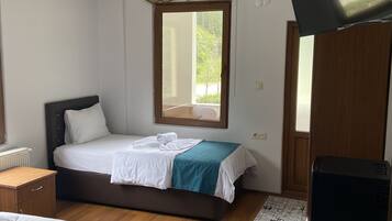 Habitació triple estàndard, balcó | Roba de llit d'alta qualitat, caixa forta a l'habitació i escriptori