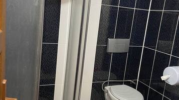 Dutxa, articles de tocador gratuïts, assecador de cabells i sabatilles