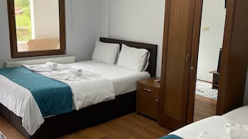 Kamar Triple Standar, balkon | Seprai premium, brankas, meja kerja, dan kedap suara