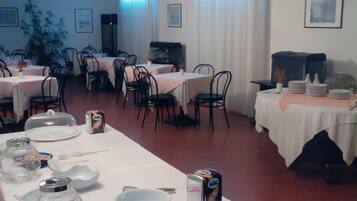 Desayuno buffet (EUR 5 por persona)