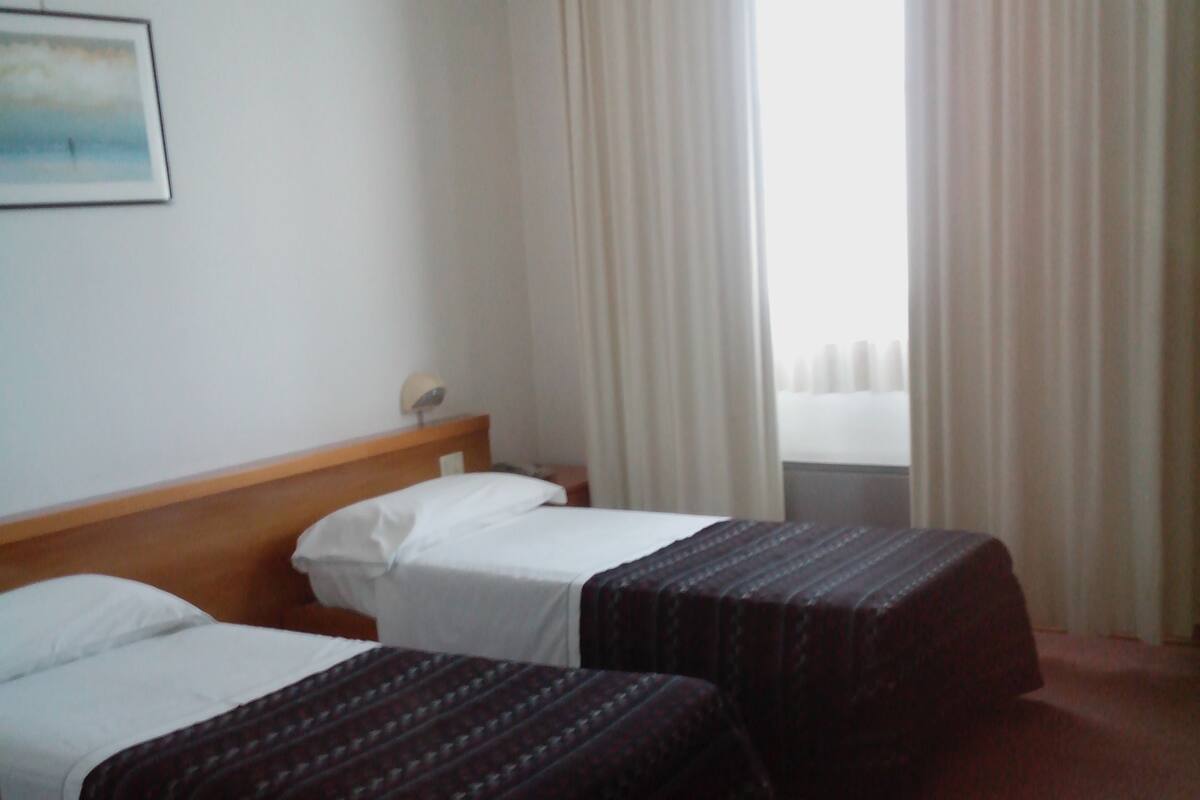 Minibar, värdeförvaringsskåp på rummet, skrivbord och ljudisolering