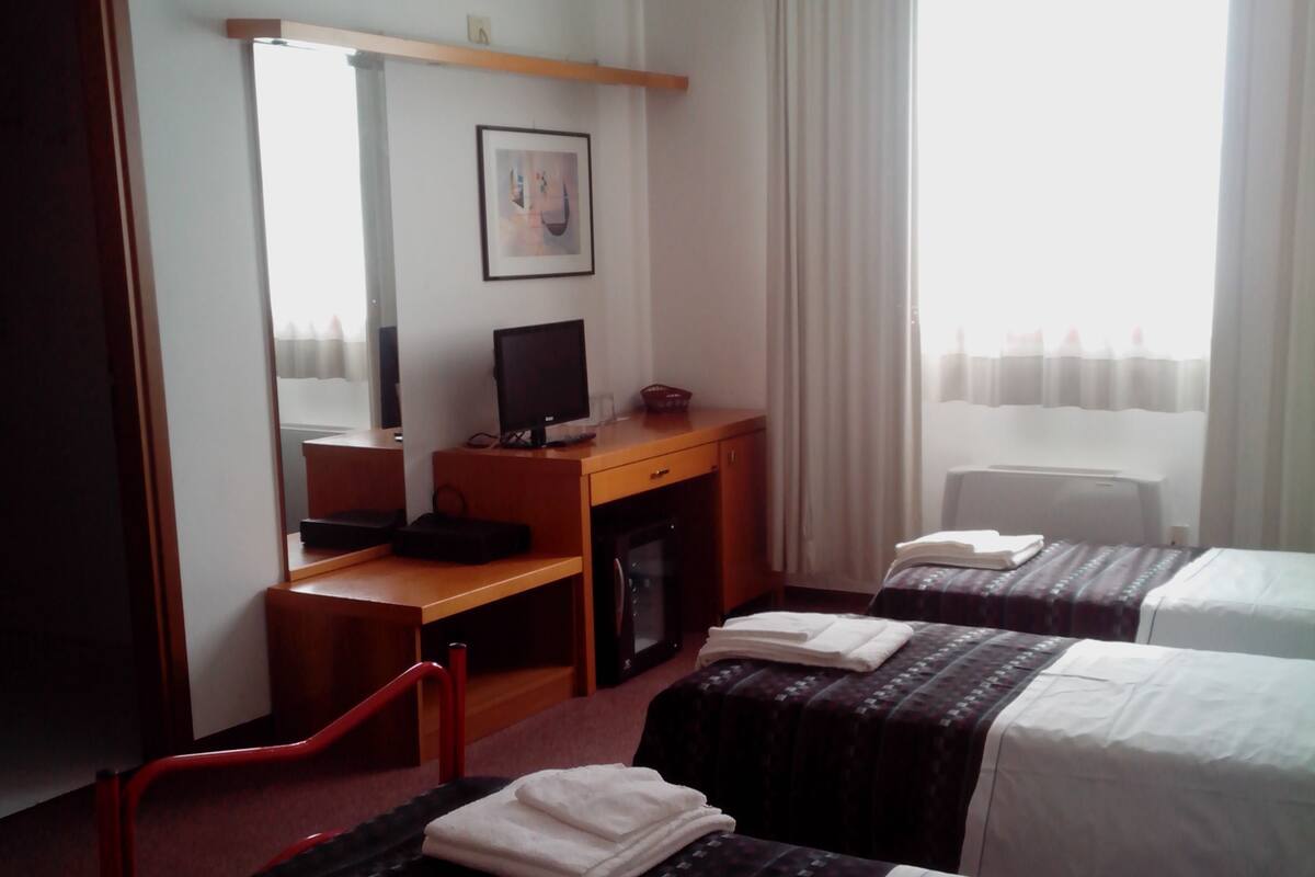 Minibar, värdeförvaringsskåp på rummet, skrivbord och ljudisolering