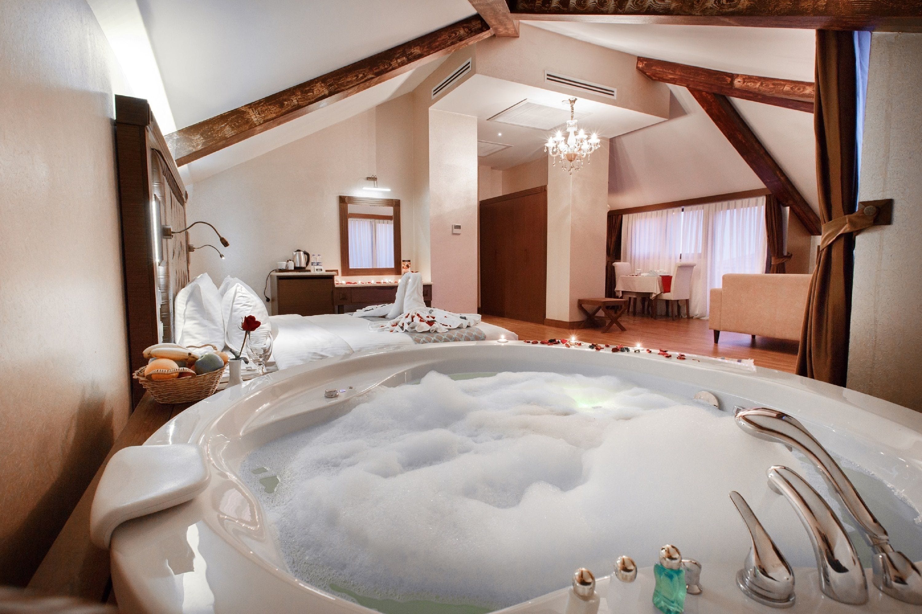 Deluxe Suite, Hot Tub, Lake View | Jetted tub