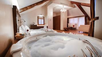 Suite Deluxe, hidromasaje, vista al lago | Tina de hidromasaje
