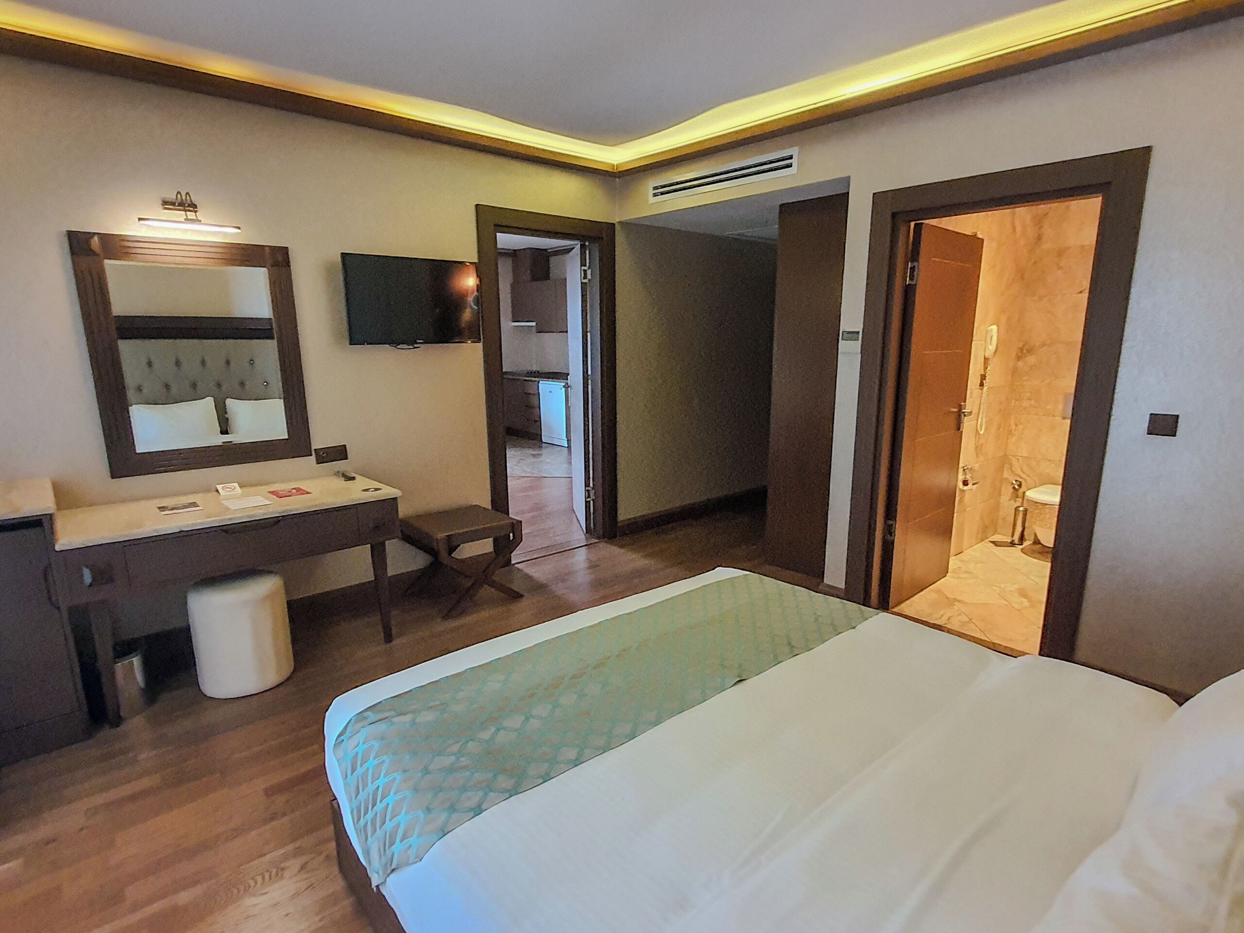 Habitació estàndard, cuina, vistes al jardí | Roba de llit hipoal·lergògena, minibar i caixa forta a l'habitació 