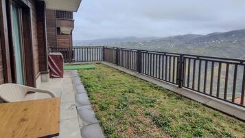 Standard Room With Kitchen (Basement Floor) | Garden view