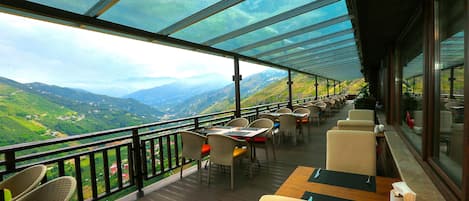 Frokost, lunsj og middag serveres, utsikt mot hagen