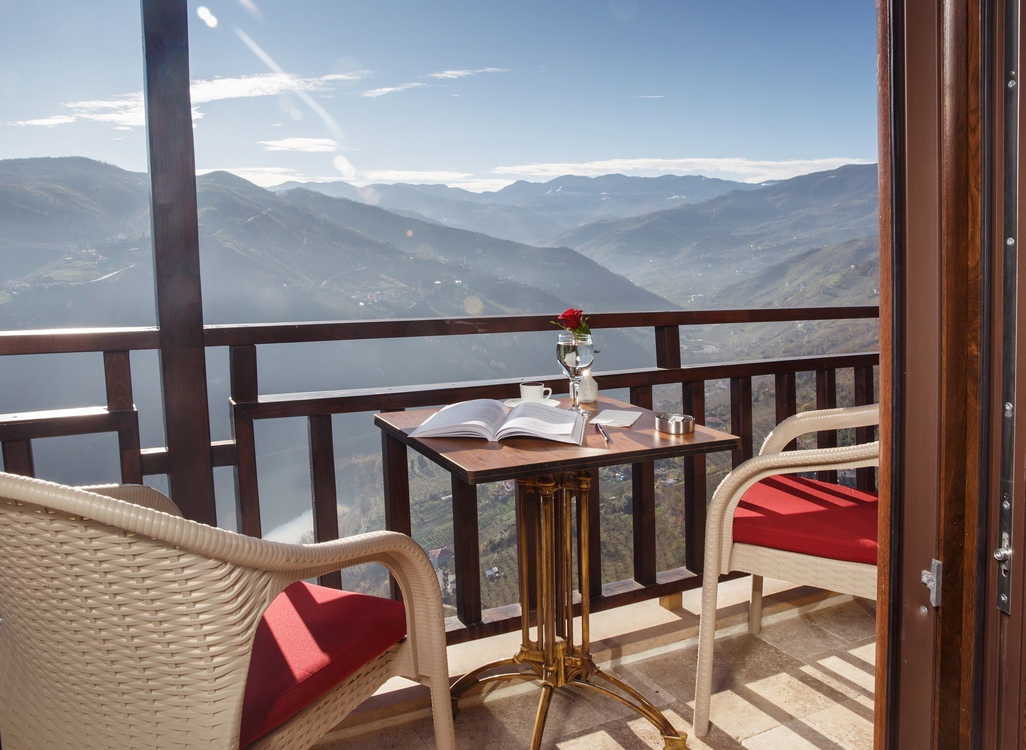 ملاءات للفراش لا تسبب الحساسية وميني بار وخزنة داخل الغرفة ومكتب