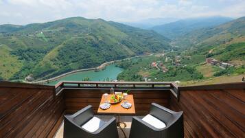 Deluxe suite, hot tub, uitzicht op meer | Uitzicht op het meer