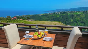 Deluxe Suite, Hot Tub, Lake View | View from room