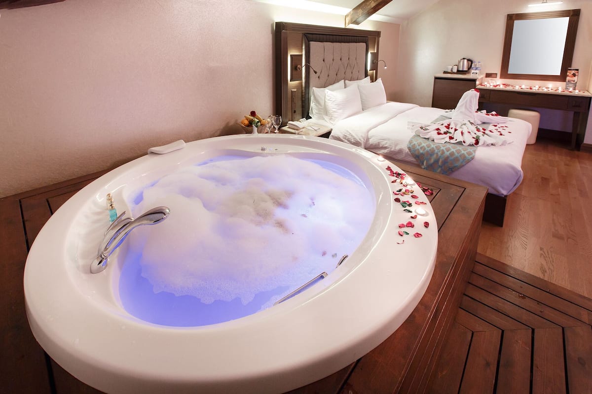 Deluxe Suite, Hot Tub, Lake View | Jetted bathtub