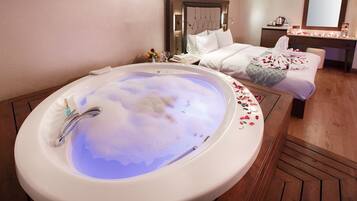 Deluxe Suite, Hot Tub, Lake View | Jetted tub