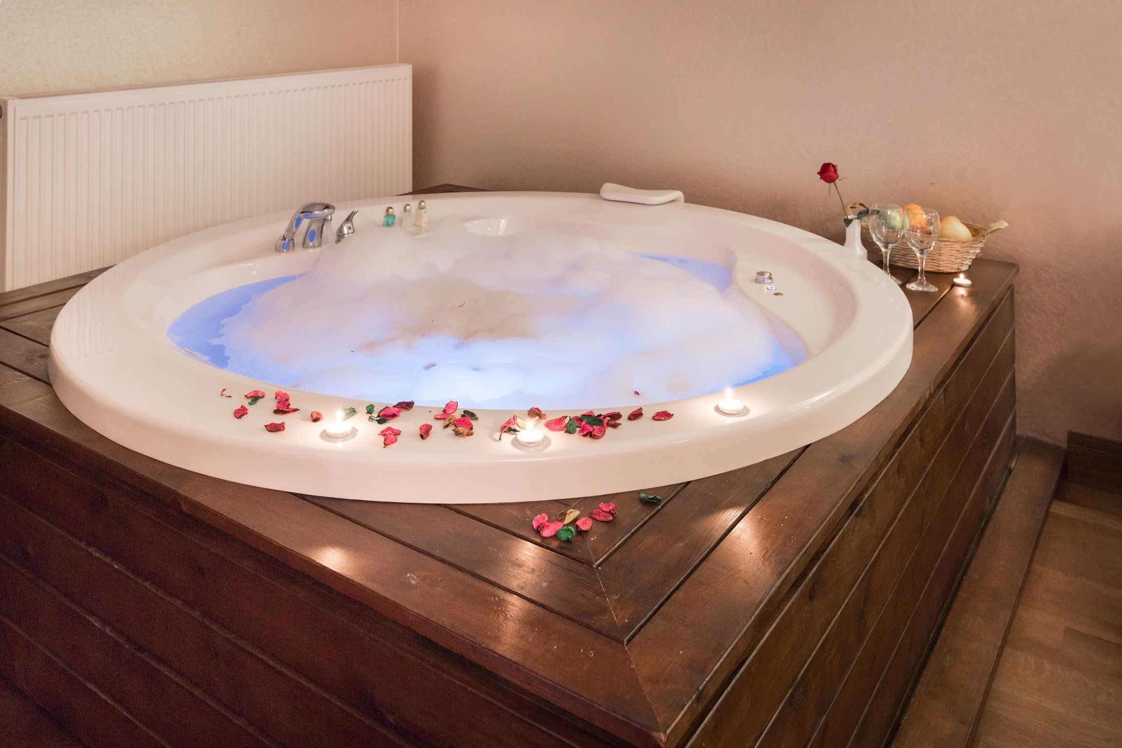 deluxe suite, hot tub, lake view | jetted bathtub