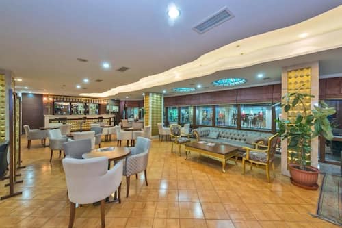 2 bars/lounges
