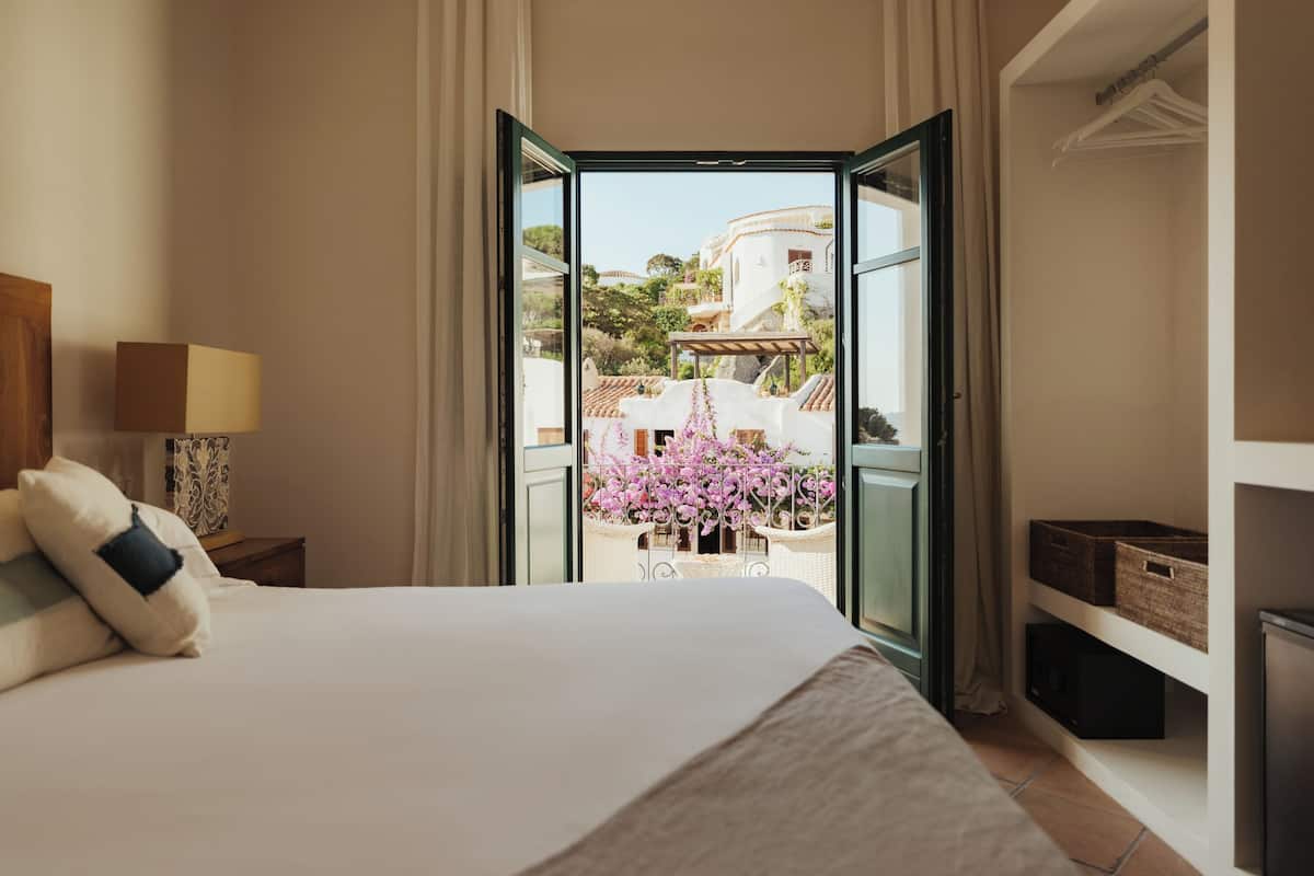 Habitación Deluxe doble, balcón, vistas al mar | Minibar, wifi gratis, ropa de cama