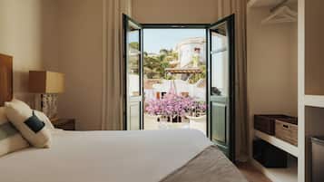 Minibar, free WiFi, bed sheets