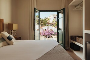 Habitación Deluxe doble, balcón, vistas al mar | Minibar, wifi gratis, ropa de cama