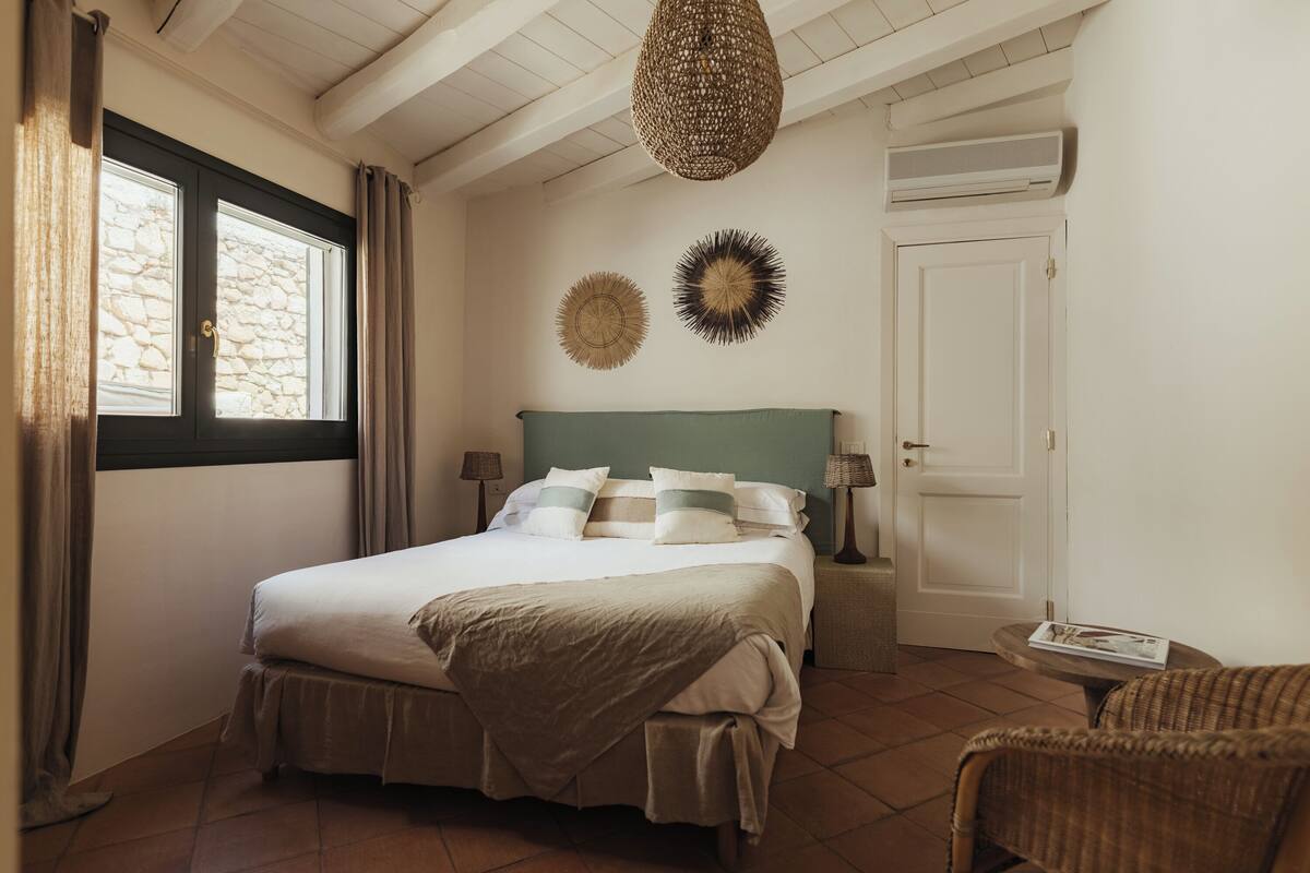 Kahden hengen classic-huone, 1 keskisuuri parisänky, piha-alue | Minibaari, ilmainen Wi-Fi, vuodevaatteet