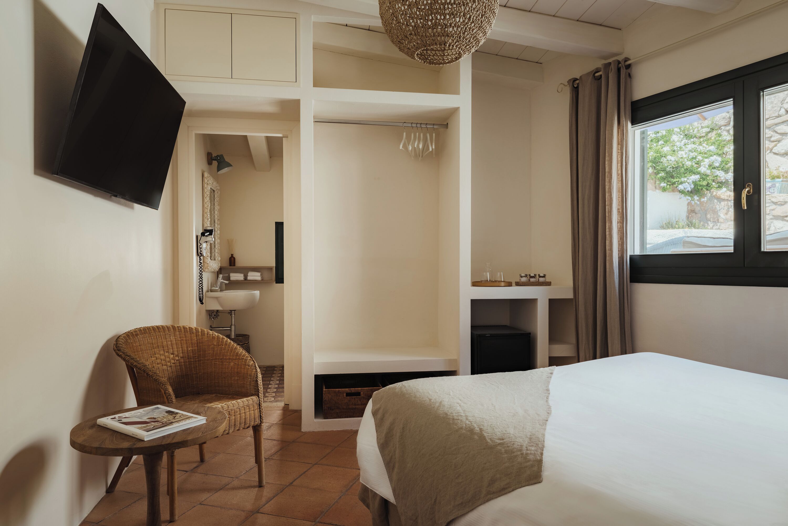 Habitación doble clásica, 1 cama Queen size, en el área del patio | Minibar, caja de seguridad en la habitación y decoración personalizada 