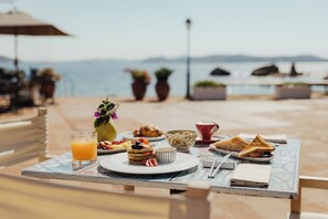 Desayuno completo gratuito y diario