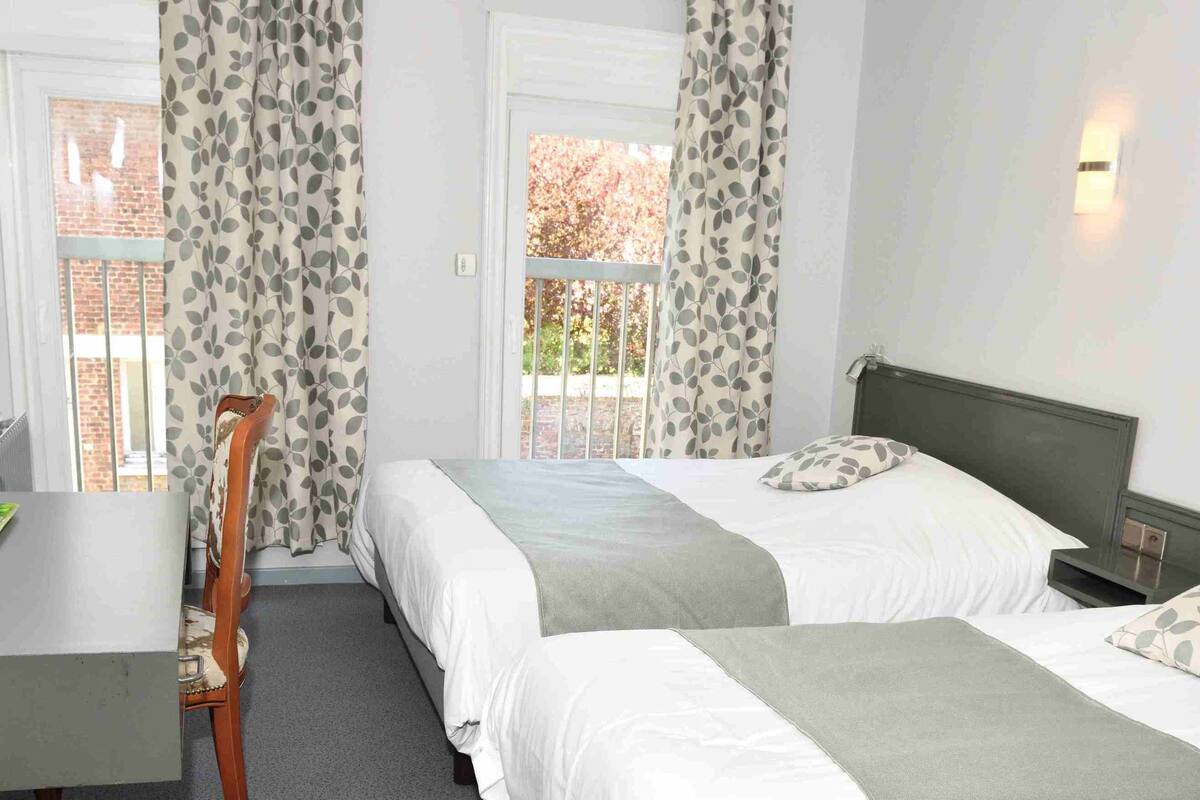 standard twin room | desk, free wifi